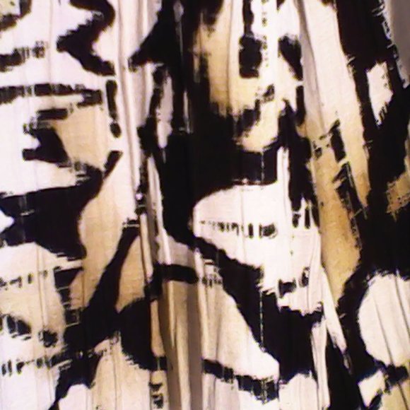 Alfred Dunner- Women's Black & White Floral lightweight Jacket - Picture 2 of 4